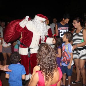Com inaugurações de obras, comunidade de Chaveslândia recebe Papai Noel e participa de sorteios de brindes (23) Com inaugurações de obras, comunidade de Chaveslândia recebe Papai Noel e participa de sorteios de brindes (23)