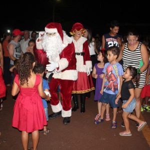 Com inaugurações de obras, comunidade de Chaveslândia recebe Papai Noel e participa de sorteios de brindes (24) Com inaugurações de obras, comunidade de Chaveslândia recebe Papai Noel e participa de sorteios de brindes (24)