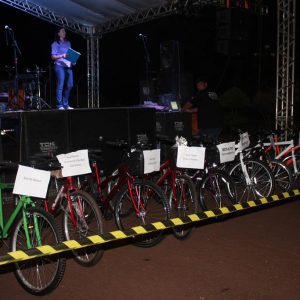 Com inaugurações de obras, comunidade de Chaveslândia recebe Papai Noel e participa de sorteios de brindes (26) Com inaugurações de obras, comunidade de Chaveslândia recebe Papai Noel e participa de sorteios de brindes (26)