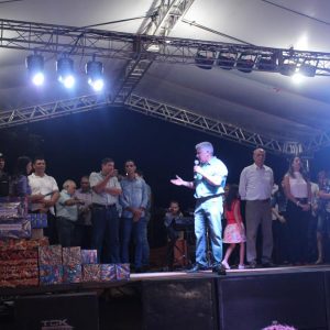Com inaugurações de obras, comunidade de Chaveslândia recebe Papai Noel e participa de sorteios de brindes (36) Com inaugurações de obras, comunidade de Chaveslândia recebe Papai Noel e participa de sorteios de brindes (36)