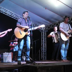 Com inaugurações de obras, comunidade de Chaveslândia recebe Papai Noel e participa de sorteios de brindes (50) Com inaugurações de obras, comunidade de Chaveslândia recebe Papai Noel e participa de sorteios de brindes (50)