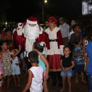 Com inaugurações de obras, comunidade de Chaveslândia recebe Papai Noel e participa de sorteios de brindes (70) Com inaugurações de obras, comunidade de Chaveslândia recebe Papai Noel e participa de sorteios de brindes (70)