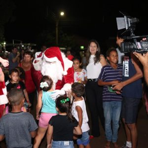 Com inaugurações de obras, comunidade de Chaveslândia recebe Papai Noel e participa de sorteios de brindes (71) Com inaugurações de obras, comunidade de Chaveslândia recebe Papai Noel e participa de sorteios de brindes (71)