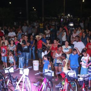 Com inaugurações de obras, comunidade de Chaveslândia recebe Papai Noel e participa de sorteios de brindes (82) Com inaugurações de obras, comunidade de Chaveslândia recebe Papai Noel e participa de sorteios de brindes (82)