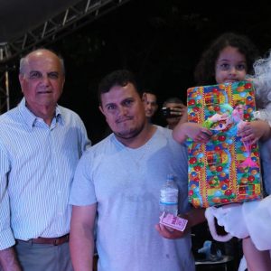 Com inaugurações de obras, comunidade de Chaveslândia recebe Papai Noel e participa de sorteios de brindes (88) Com inaugurações de obras, comunidade de Chaveslândia recebe Papai Noel e participa de sorteios de brindes (88)