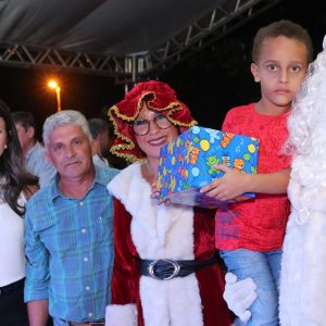 Com inaugurações de obras, comunidade de Chaveslândia recebe Papai Noel e participa de sorteios de brindes (90) Com inaugurações de obras, comunidade de Chaveslândia recebe Papai Noel e participa de sorteios de brindes (90)