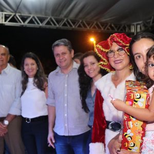 Com inaugurações de obras, comunidade de Chaveslândia recebe Papai Noel e participa de sorteios de brindes (96) Com inaugurações de obras, comunidade de Chaveslândia recebe Papai Noel e participa de sorteios de brindes (96)