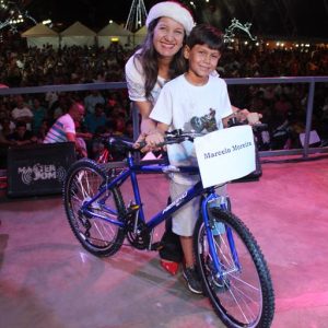 Em Santa Vitória, multidão se reúne para celebrar festa natalina e participar do sorteio de quase 60 bicicletas e vários outros brindes (100)