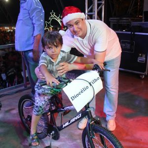 Em Santa Vitória, multidão se reúne para celebrar festa natalina e participar do sorteio de quase 60 bicicletas e vários outros brindes (105)