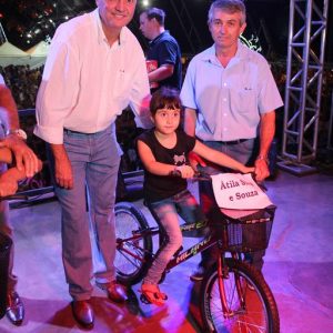 Em Santa Vitória, multidão se reúne para celebrar festa natalina e participar do sorteio de quase 60 bicicletas e vários outros brindes (106)