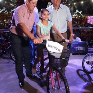 Em Santa Vitória, multidão se reúne para celebrar festa natalina e participar do sorteio de quase 60 bicicletas e vários outros brindes (107)