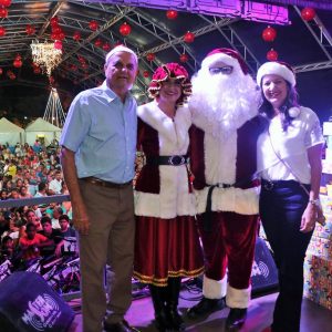 Em Santa Vitória, multidão se reúne para celebrar festa natalina e participar do sorteio de quase 60 bicicletas e vários outros brindes (120)