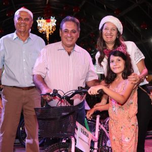 Em Santa Vitória, multidão se reúne para celebrar festa natalina e participar do sorteio de quase 60 bicicletas e vários outros brindes (168)