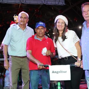 Em Santa Vitória, multidão se reúne para celebrar festa natalina e participar do sorteio de quase 60 bicicletas e vários outros brindes (169)