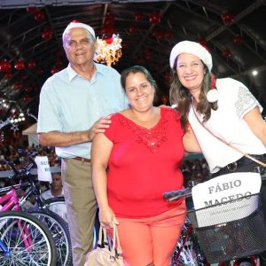 Em Santa Vitória, multidão se reúne para celebrar festa natalina e participar do sorteio de quase 60 bicicletas e vários outros brindes (172)