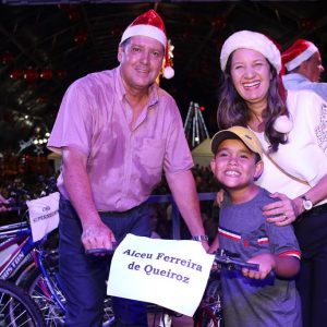 Em Santa Vitória, multidão se reúne para celebrar festa natalina e participar do sorteio de quase 60 bicicletas e vários outros brindes (174)