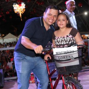 Em Santa Vitória, multidão se reúne para celebrar festa natalina e participar do sorteio de quase 60 bicicletas e vários outros brindes (180)