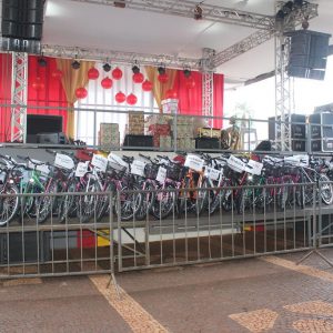 Em Santa Vitória, multidão se reúne para celebrar festa natalina e participar do sorteio de quase 60 bicicletas e vários outros brindes (5)