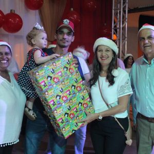 Em Santa Vitória, multidão se reúne para celebrar festa natalina e participar do sorteio de quase 60 bicicletas e vários outros brindes (50)