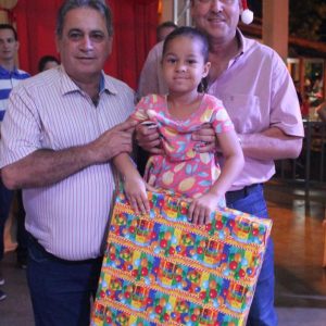 Em Santa Vitória, multidão se reúne para celebrar festa natalina e participar do sorteio de quase 60 bicicletas e vários outros brindes (59)