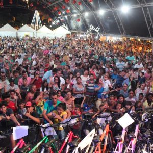 Em Santa Vitória, multidão se reúne para celebrar festa natalina e participar do sorteio de quase 60 bicicletas e vários outros brindes (80)