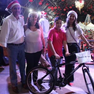 Em Santa Vitória, multidão se reúne para celebrar festa natalina e participar do sorteio de quase 60 bicicletas e vários outros brindes (81)