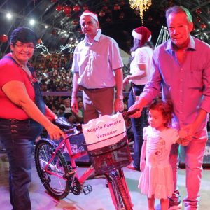 Em Santa Vitória, multidão se reúne para celebrar festa natalina e participar do sorteio de quase 60 bicicletas e vários outros brindes (82)