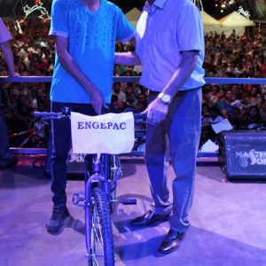 Em Santa Vitória, multidão se reúne para celebrar festa natalina e participar do sorteio de quase 60 bicicletas e vários outros brindes (83)