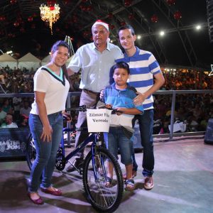 Em Santa Vitória, multidão se reúne para celebrar festa natalina e participar do sorteio de quase 60 bicicletas e vários outros brindes (87)