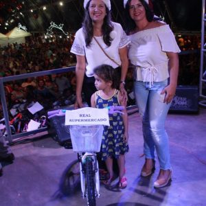 Em Santa Vitória, multidão se reúne para celebrar festa natalina e participar do sorteio de quase 60 bicicletas e vários outros brindes (89)
