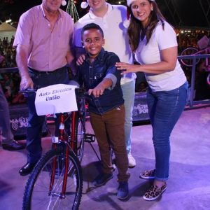 Em Santa Vitória, multidão se reúne para celebrar festa natalina e participar do sorteio de quase 60 bicicletas e vários outros brindes (90)