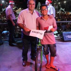 Em Santa Vitória, multidão se reúne para celebrar festa natalina e participar do sorteio de quase 60 bicicletas e vários outros brindes (91)