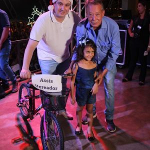 Em Santa Vitória, multidão se reúne para celebrar festa natalina e participar do sorteio de quase 60 bicicletas e vários outros brindes (95)