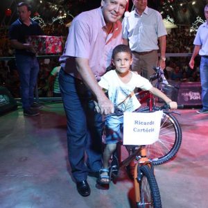 Em Santa Vitória, multidão se reúne para celebrar festa natalina e participar do sorteio de quase 60 bicicletas e vários outros brindes (97)
