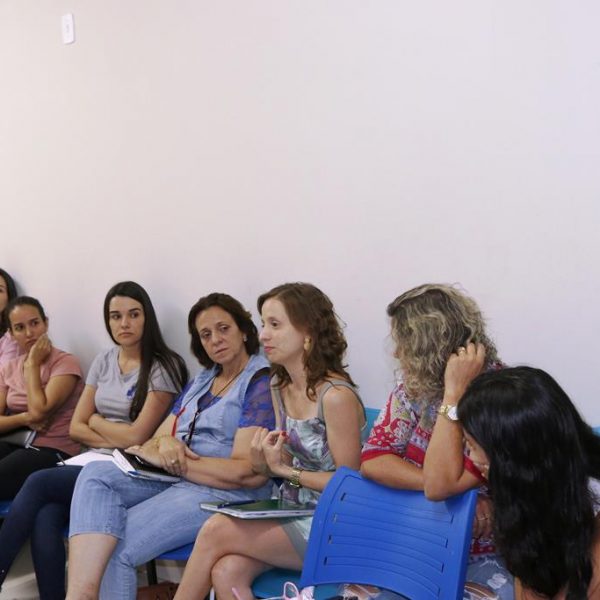 Reunião no CAPS aborda fluxo de atendimento ao combater a violência interpessoal por autoextermínio (suicídio)