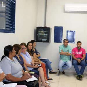 Reunião no CAPS aborda fluxo de atendimento ao combater a violência interpessoal por autoextermínio (suicídio)