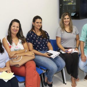 Reunião no CAPS aborda fluxo de atendimento ao combater a violência interpessoal por autoextermínio (suicídio)
