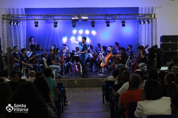 Show de talentos destaca trabalho de alunos em noite do 1º Recital CMCA