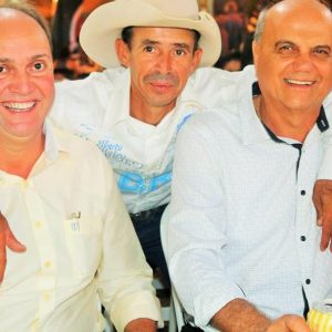 Prefeitura e ACISV promovem grande festa de virada de ano em Santa Vitória (65)