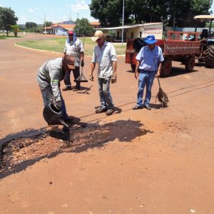 Operação tapa-buracos é realizada em Chaveslândia