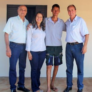 Com recursos próprios Prefeitura entrega primeira casa Social (10) Com recursos próprios Prefeitura entrega primeira casa Social (10)