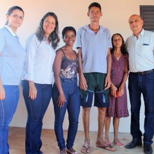 Com recursos próprios Prefeitura entrega primeira casa Social (4) Com recursos próprios Prefeitura entrega primeira casa Social (4)