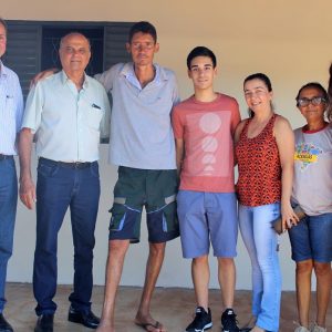 Com recursos próprios Prefeitura entrega primeira casa Social (9) Com recursos próprios Prefeitura entrega primeira casa Social (9)