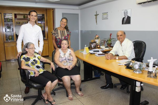 Prefeito recebe a visita de santa-vitorienses em seu gabinete