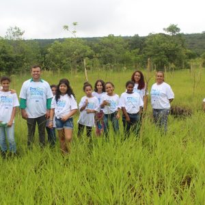 Expedição de alunos à nascente preservada pelo PRÓ-MANANCIAIS marca Dia Mundial da Água em Santa Vitória (11)