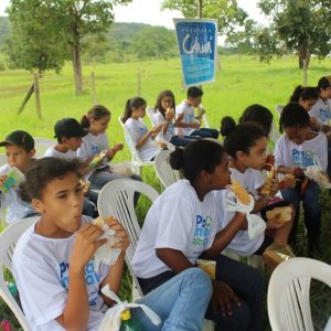 Expedição de alunos à nascente preservada pelo PRÓ-MANANCIAIS marca Dia Mundial da Água em Santa Vitória (20)