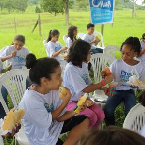 Expedição de alunos à nascente preservada pelo PRÓ-MANANCIAIS marca Dia Mundial da Água em Santa Vitória (21)