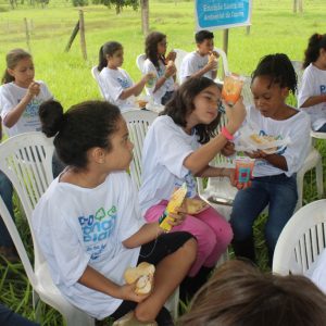Expedição de alunos à nascente preservada pelo PRÓ-MANANCIAIS marca Dia Mundial da Água em Santa Vitória (22)