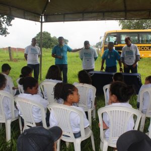 Expedição de alunos à nascente preservada pelo PRÓ-MANANCIAIS marca Dia Mundial da Água em Santa Vitória (9)