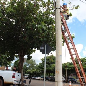 Prefeitura realiza nova fase na instalação das câmeras de vídeo monitoramento inserção de fibra ótica Prefeitura realiza nova fase na instalação das câmeras de vídeo monitoramento inserção de fibra ótica